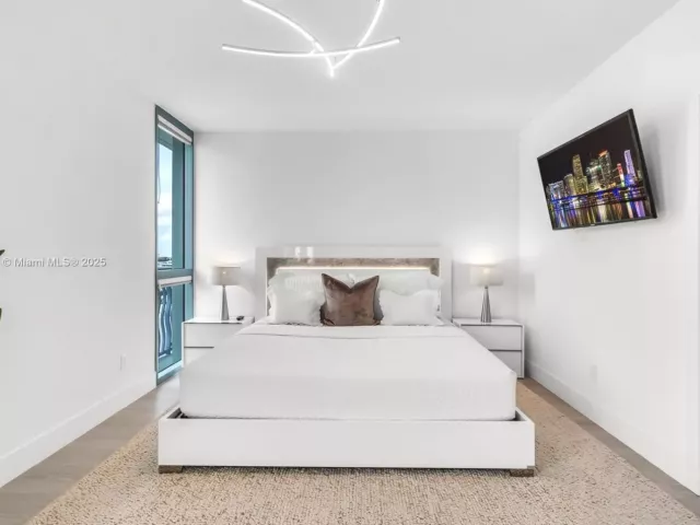 1-bedroom condo for sale in Miami Beach - 1500 Ocean Dr 1109 - MondialRealty