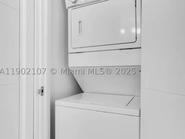 1-bedroom condo for sale in Miami Beach - 1500 Ocean Dr 1109 - MondialRealty