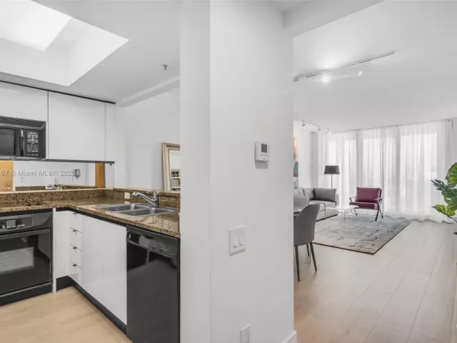 1-bedroom condo for sale in Miami Beach - 1500 Ocean Dr 1109 - MondialRealty