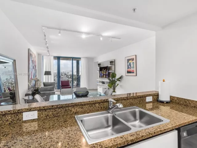 1-bedroom condo for sale in Miami Beach - 1500 Ocean Dr 1109 - MondialRealty