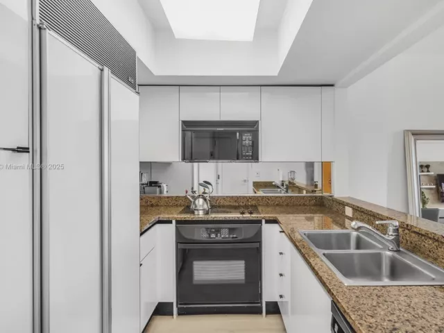 1-bedroom condo for sale in Miami Beach - 1500 Ocean Dr 1109 - MondialRealty