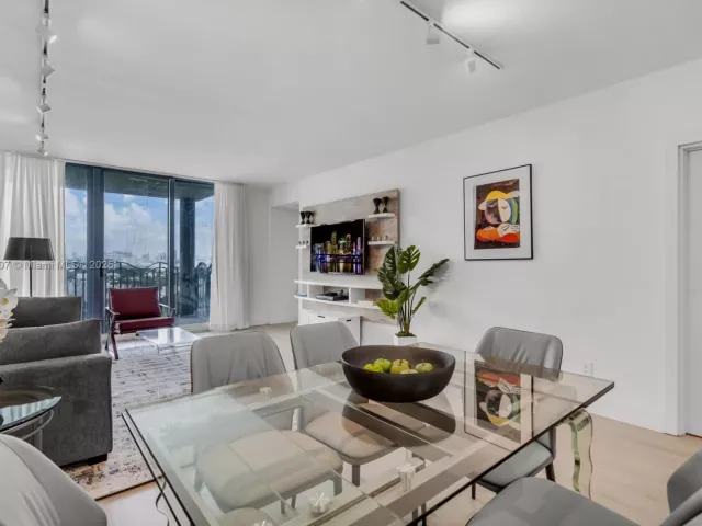 1-bedroom condo for sale in Miami Beach - 1500 Ocean Dr 1109 - MondialRealty