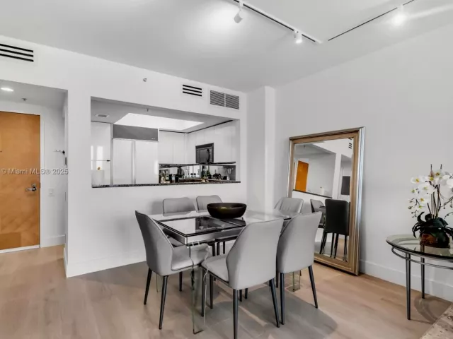 1-bedroom condo for sale in Miami Beach - 1500 Ocean Dr 1109 - MondialRealty