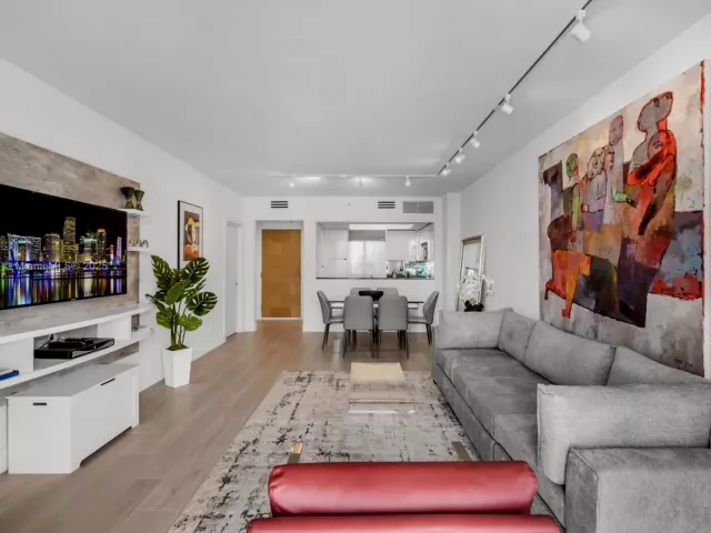 1-bedroom condo for sale in Miami Beach - 1500 Ocean Dr 1109 - MondialRealty