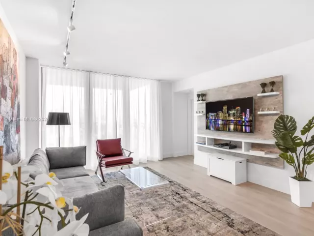 1-bedroom condo for sale in Miami Beach - 1500 Ocean Dr 1109 - MondialRealty