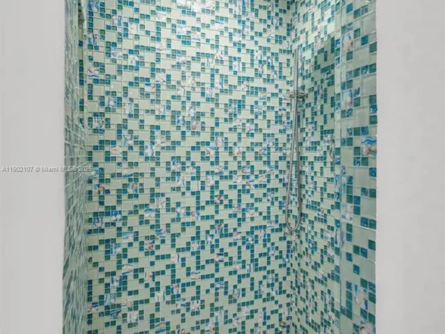 1-bedroom condo for sale in Miami Beach - 1500 Ocean Dr 1109 - MondialRealty