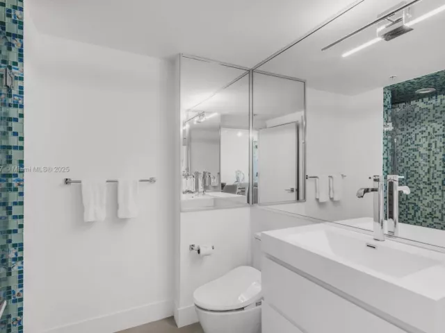 1-bedroom condo for sale in Miami Beach - 1500 Ocean Dr 1109 - MondialRealty
