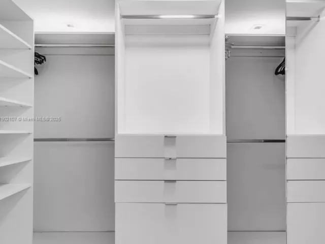 1-bedroom condo for sale in Miami Beach - 1500 Ocean Dr 1109 - MondialRealty