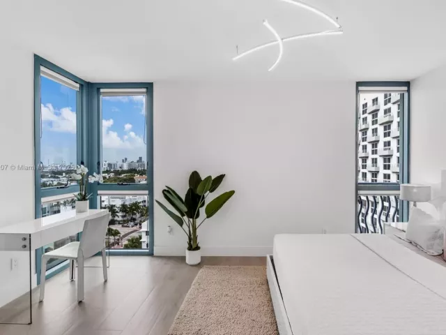 1-bedroom condo for sale in Miami Beach - 1500 Ocean Dr 1109 - MondialRealty