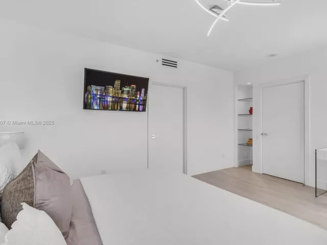 1-bedroom condo for sale in Miami Beach - 1500 Ocean Dr 1109 - MondialRealty