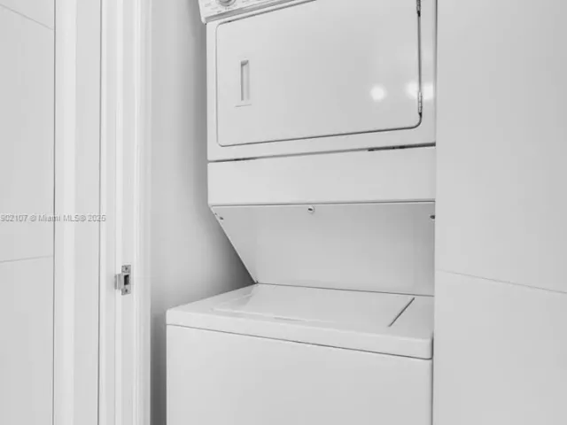 1-bedroom condo for sale in Miami Beach - 1500 Ocean Dr 1109 - MondialRealty