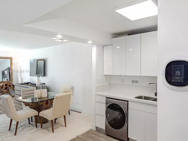 condo for rent in Miami Beach - 2301 Collins Ave 843 - MondialRealty