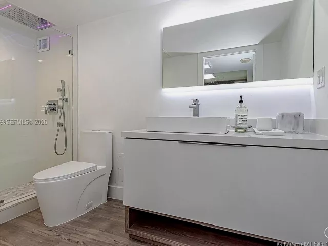 condo for rent in Miami Beach - 2301 Collins Ave 843 - MondialRealty