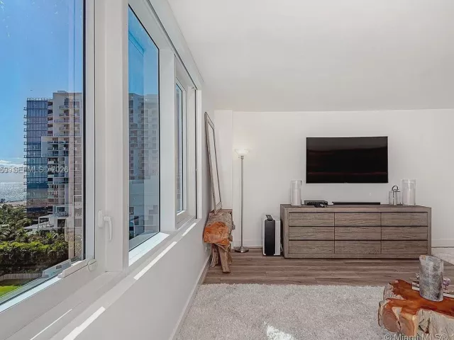 condo for rent in Miami Beach - 2301 Collins Ave 843 - MondialRealty