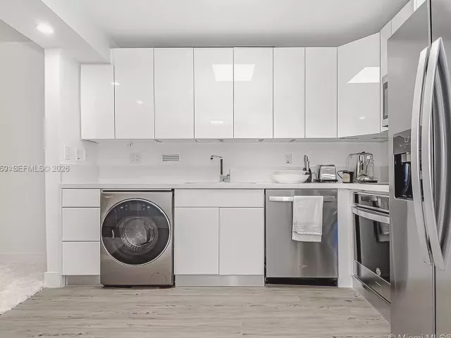 condo for rent in Miami Beach - 2301 Collins Ave 843 - MondialRealty