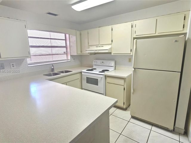 2-bedroom home for rent in Miami - 13458 SW 62nd St Q105 - MondialRealty