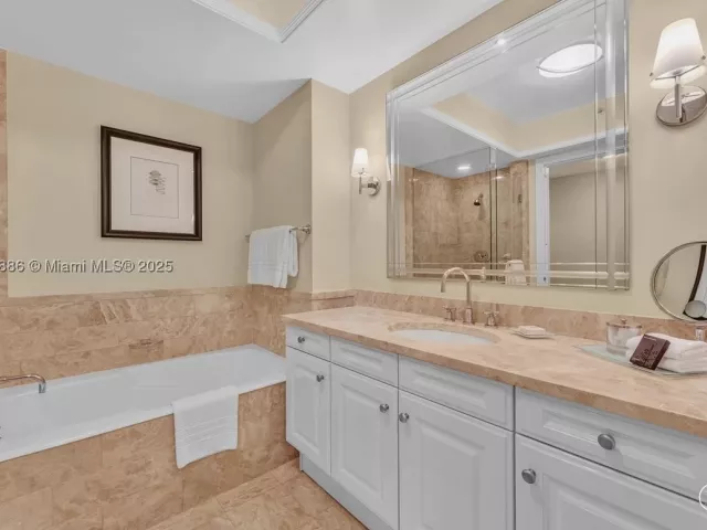 2-bedroom condo for sale in Miami - 1435 Brickell Ave 3112 - MondialRealty