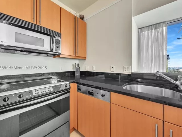 2-bedroom condo for sale in Miami - 1435 Brickell Ave 3112 - MondialRealty