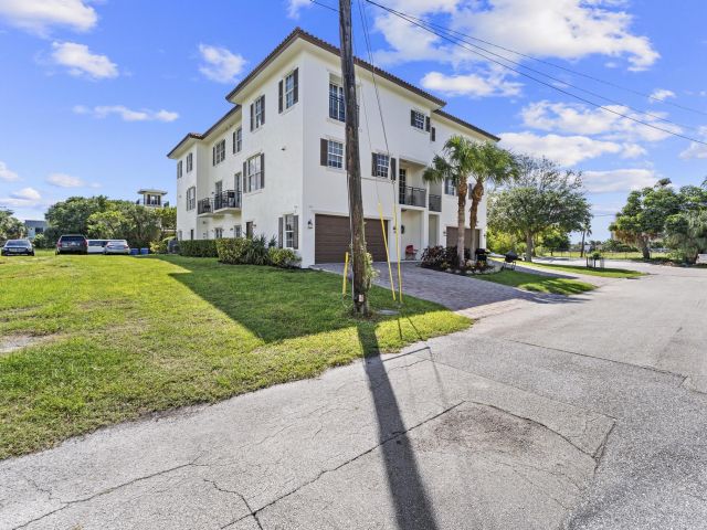 Home for sale at 1100 Cabana Road - photo 6725284