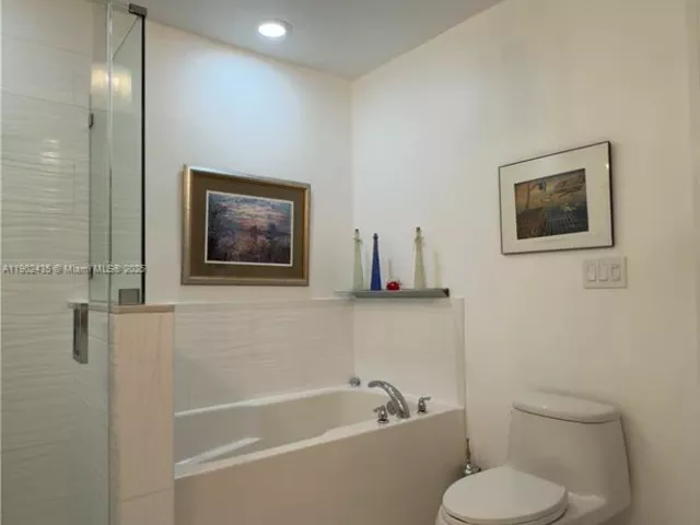 2-bedroom condo for sale in Aventura - 3001 NE 185th St 532 - MondialRealty