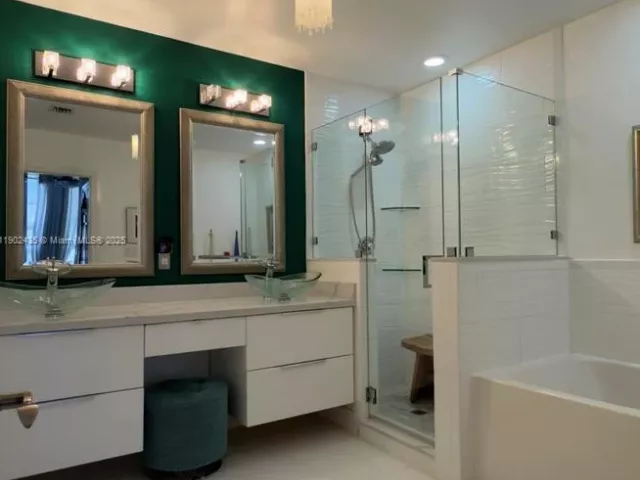 2-bedroom condo for sale in Aventura - 3001 NE 185th St 532 - MondialRealty