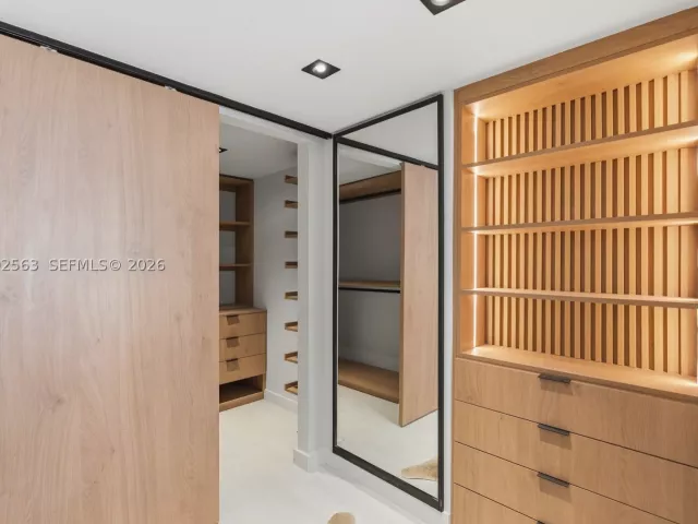 2-bedroom condo for sale in Sunny Isles Beach - 100 Bayview Dr 1901 - MondialRealty