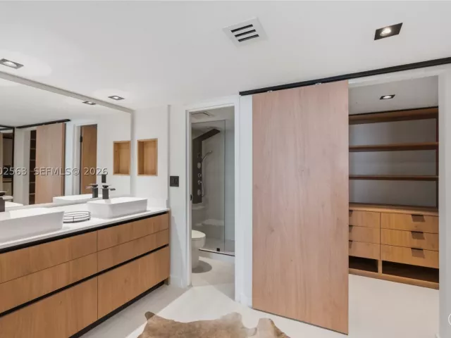 2-bedroom condo for sale in Sunny Isles Beach - 100 Bayview Dr 1901 - MondialRealty