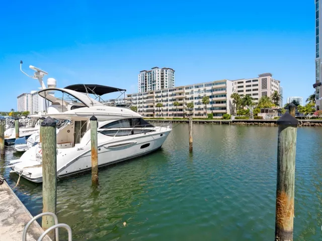 2-bedroom condo for sale in Sunny Isles Beach - 100 Bayview Dr 1901 - MondialRealty