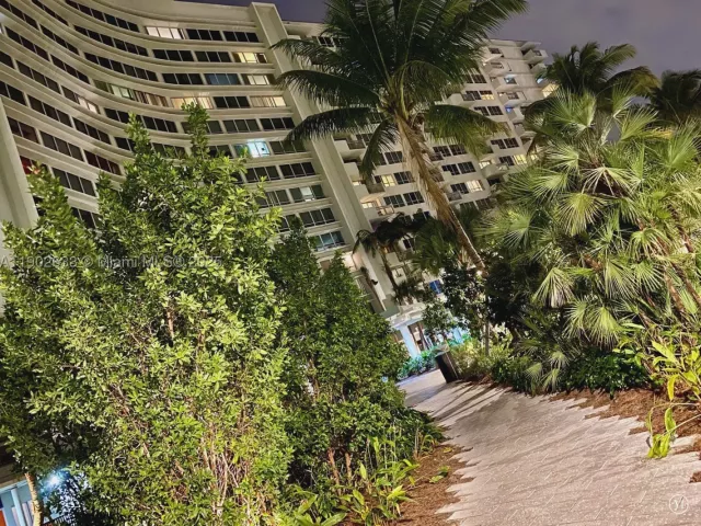2-bedroom condo for rent in Miami Beach - 1500 Bay Rd 846S - MondialRealty