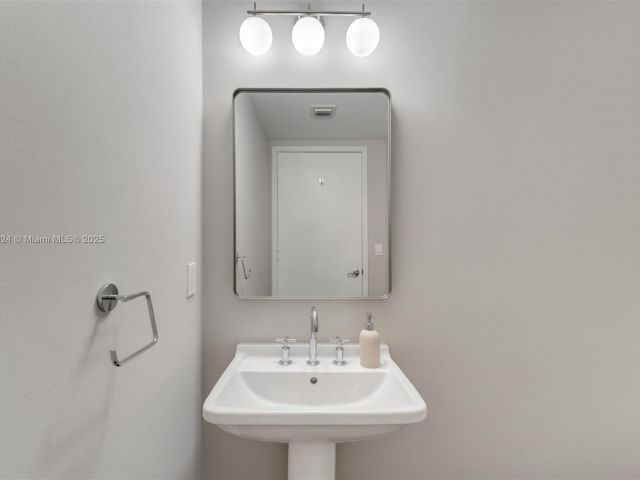 Apartment for sale  Unit #3605 - photo 6711357