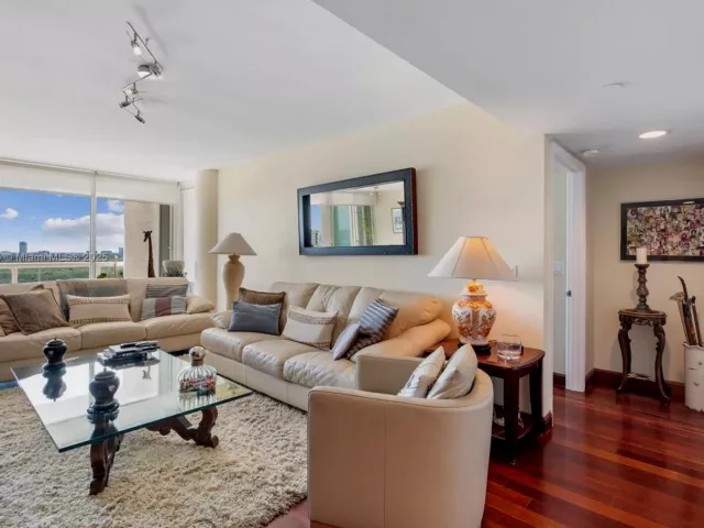 2-bedroom condo for sale in Sunny Isles Beach - 16500 COLLINS AV 2055 - MondialRealty