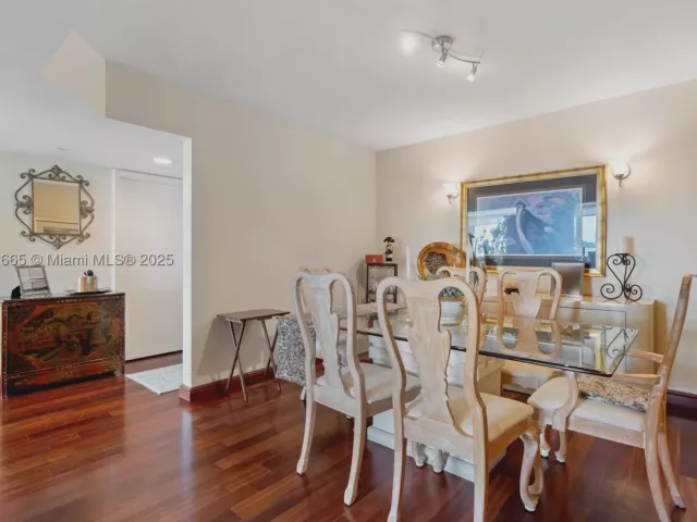 2-bedroom condo for sale in Sunny Isles Beach - 16500 COLLINS AV 2055 - MondialRealty