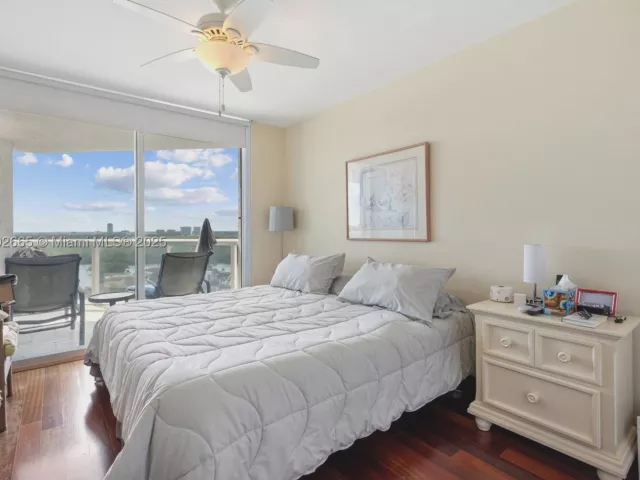 2-bedroom condo for sale in Sunny Isles Beach - 16500 COLLINS AV 2055 - MondialRealty