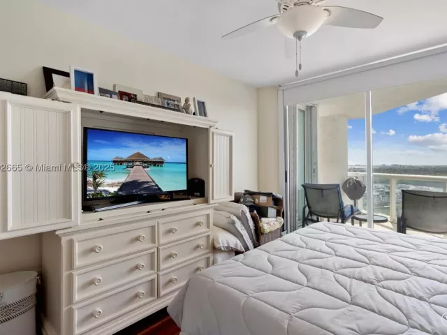 2-bedroom condo for sale in Sunny Isles Beach - 16500 COLLINS AV 2055 - MondialRealty