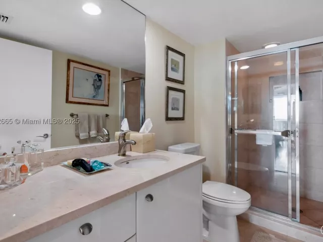 2-bedroom condo for sale in Sunny Isles Beach - 16500 COLLINS AV 2055 - MondialRealty