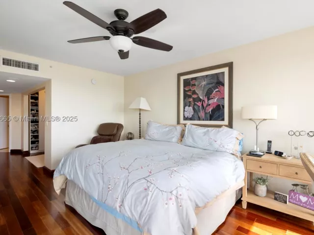 2-bedroom condo for sale in Sunny Isles Beach - 16500 COLLINS AV 2055 - MondialRealty