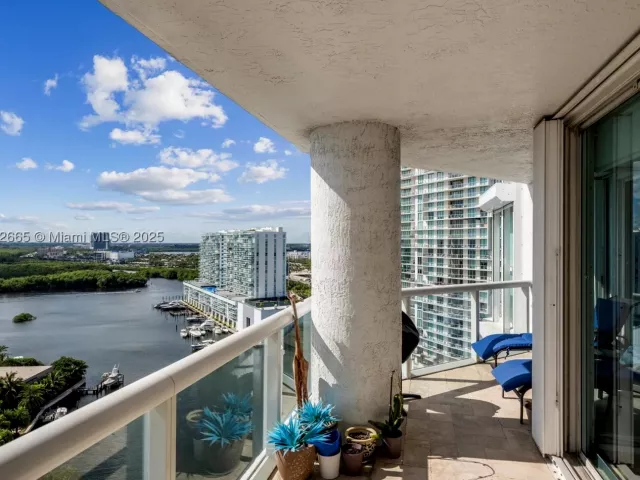 2-bedroom condo for sale in Sunny Isles Beach - 16500 COLLINS AV 2055 - MondialRealty