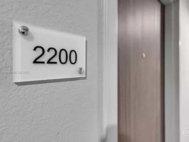 1-bedroom condo for sale in Miami Beach - 2555 Collins Ave 2200 - MondialRealty