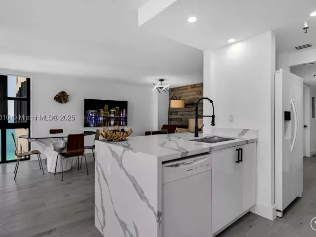 1-bedroom condo for sale in Miami Beach - 2555 Collins Ave 2200 - MondialRealty