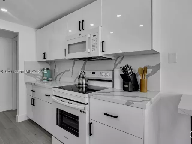 1-bedroom condo for sale in Miami Beach - 2555 Collins Ave 2200 - MondialRealty