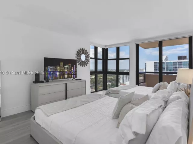 1-bedroom condo for sale in Miami Beach - 2555 Collins Ave 2200 - MondialRealty