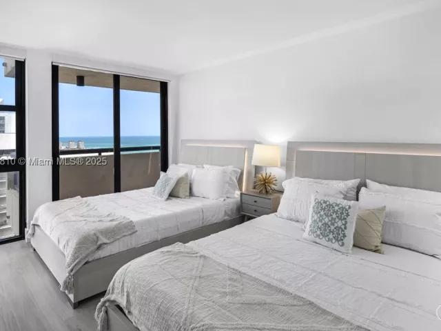 1-bedroom condo for sale in Miami Beach - 2555 Collins Ave 2200 - MondialRealty