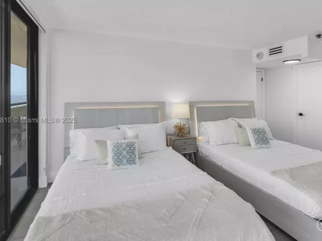 1-bedroom condo for sale in Miami Beach - 2555 Collins Ave 2200 - MondialRealty