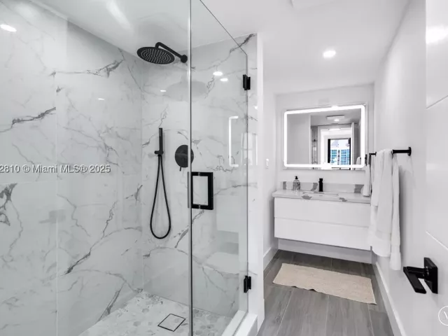1-bedroom condo for sale in Miami Beach - 2555 Collins Ave 2200 - MondialRealty