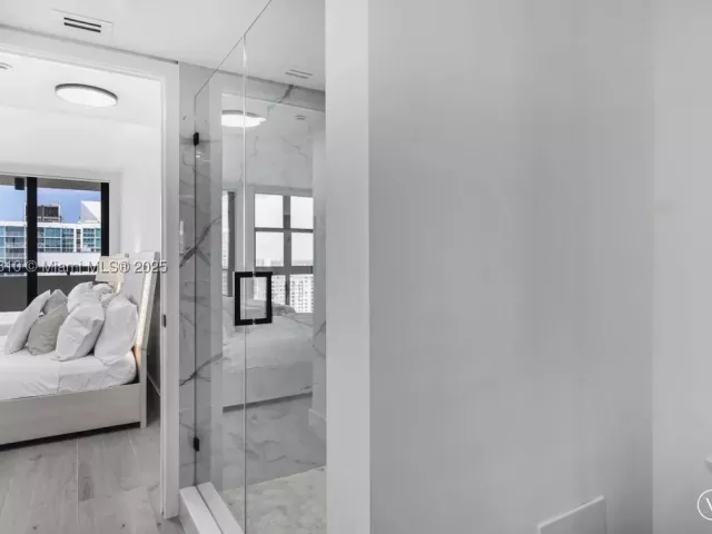 1-bedroom condo for sale in Miami Beach - 2555 Collins Ave 2200 - MondialRealty