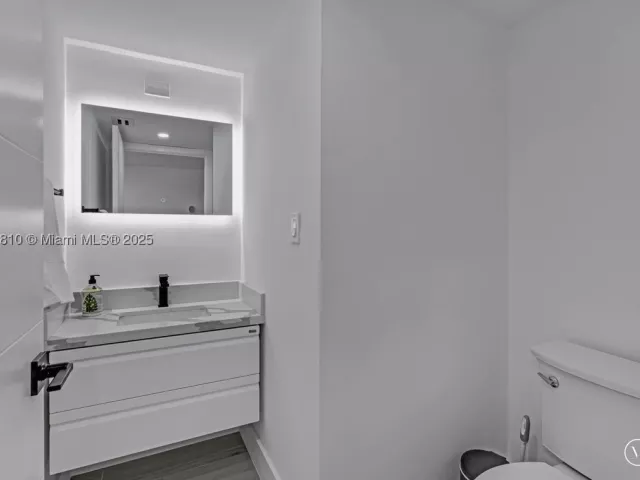 1-bedroom condo for sale in Miami Beach - 2555 Collins Ave 2200 - MondialRealty
