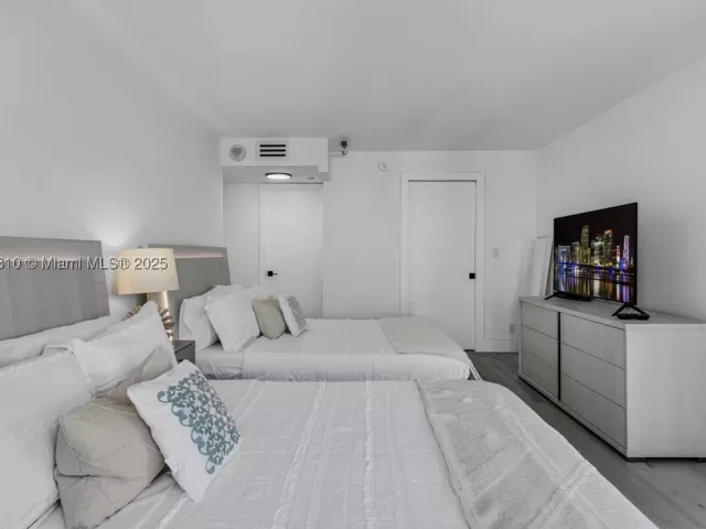 1-bedroom condo for sale in Miami Beach - 2555 Collins Ave 2200 - MondialRealty