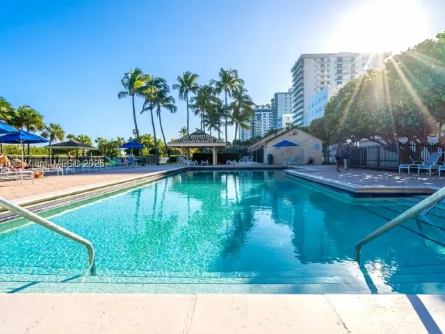 1-bedroom condo for sale in Miami Beach - 2555 Collins Ave 2200 - MondialRealty