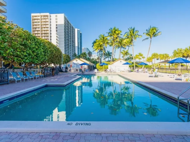 1-bedroom condo for sale in Miami Beach - 2555 Collins Ave 2200 - MondialRealty