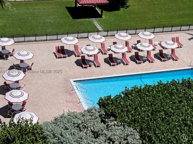 1-bedroom condo for sale in Miami Beach - 2555 Collins Ave 2200 - MondialRealty